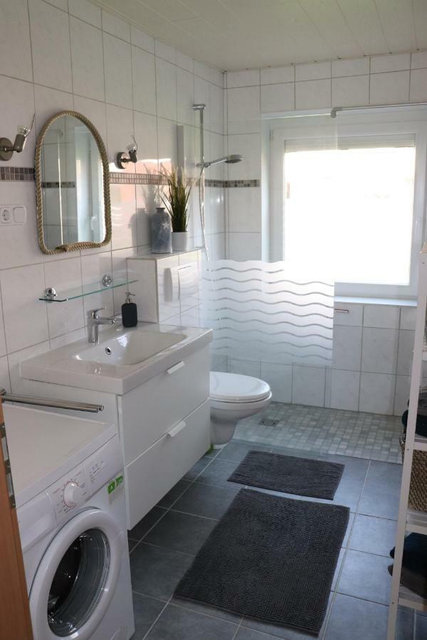 Ferienwohnung Wippsteert - 5 Sterne - Mit Balkon Und Pkw Stellplatz Emden Exteriör bild